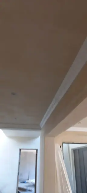 Skimmed passage ceiling and cornice
