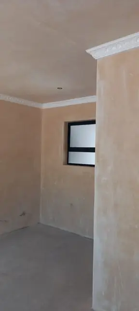Skimmed interior wall with cornice, ready for paint