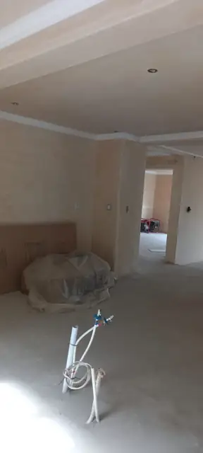 Smooth skimmed walls and ceiling in an empty room