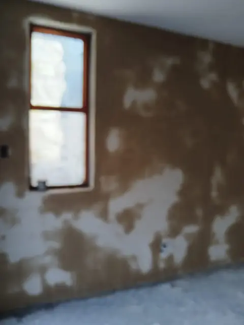 Skimmed interior wall around a window