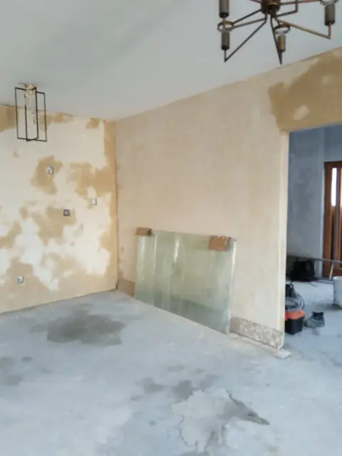 Skimmed living room with fireplace and chandelier