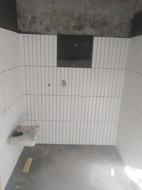 White vertical stack-tiled shower walls with niche