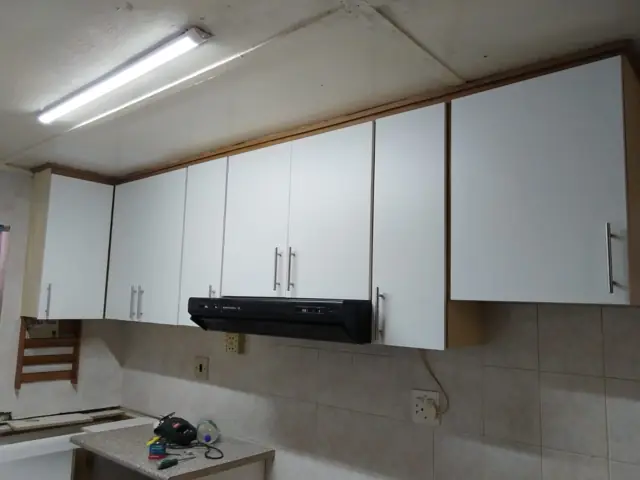 Kitchen wall cabinets fitted with extractor hood