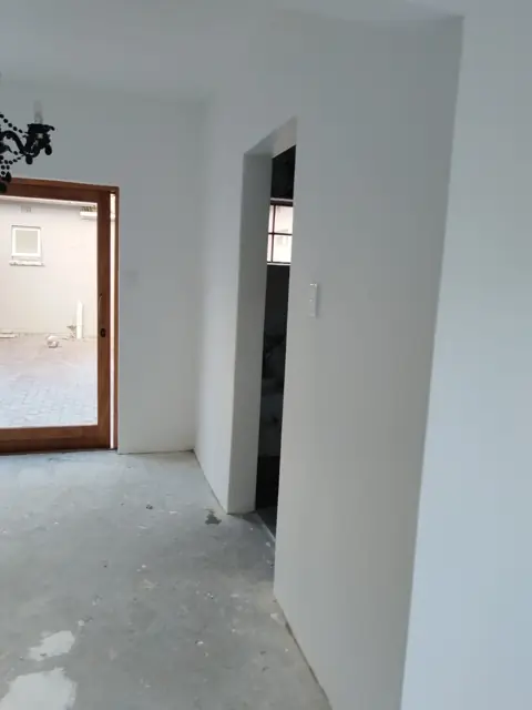 Skimmed interior passage with timber door